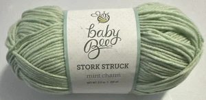 1 BABY BIENE GARN STORCH GEPRÄGT in neuwertigem Anhänger 3,5 Unzen 208 Yard - Bild 1 von 4