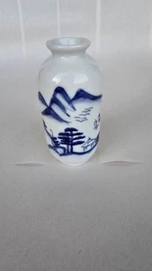 Vaso bocciolo porcellana bianca blu dipinto a mano paesaggio chinoiserie mini non marcato - Foto 1 di 6