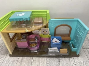 Li'l Woodzeez Post 'n Pizza Shop Dollhouse Playset with 18 Pieces, Restauraunt - Picture 1 of 8