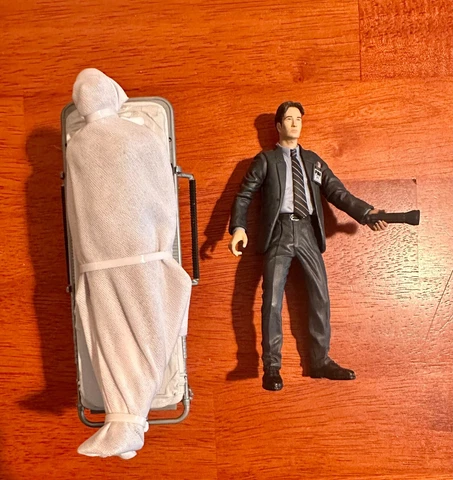1998 McFarlane The X-Files Agent Fox Mulder Figure w/Corpse/Gurney/Flashlight Cover