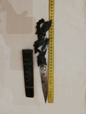 Coltello decorato con fodero