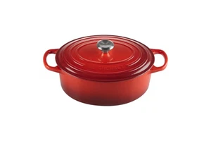 Le Creuset Cast Enamel Pot Signature Cocotte Oval 25 cm Cherry Red - Picture 1 of 7