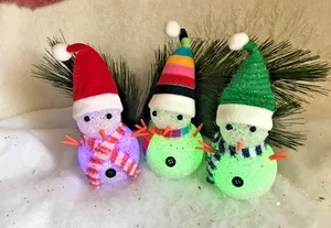 CAMBIO DE COLOR MUÑECO DE NIEVE ILUMINADO TRÍO/ADORNO DECORATIVO, JUEGO DE 3 EN CAJA - Imagen 1 de 3