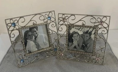 "2 marcos de fotos de metal plateado para fotos cuadradas de 3"" uno tiene detalles de vidrio rosa y azul" Foto 1 de 4