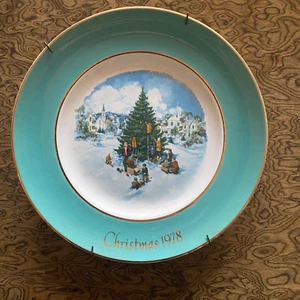 Plato de Navidad 1978 Avon 8,75" "CORTAR EL ÁRBOL" Enoch Wedgwood Inglaterra - Imagen 1 de 2