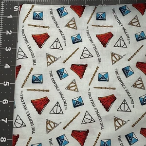 Tessuto Harry Potter Doni della Morte Blu - MEZZO CORTILE - Raro - 100% Cotone Hogwarts - Foto 1 di 1