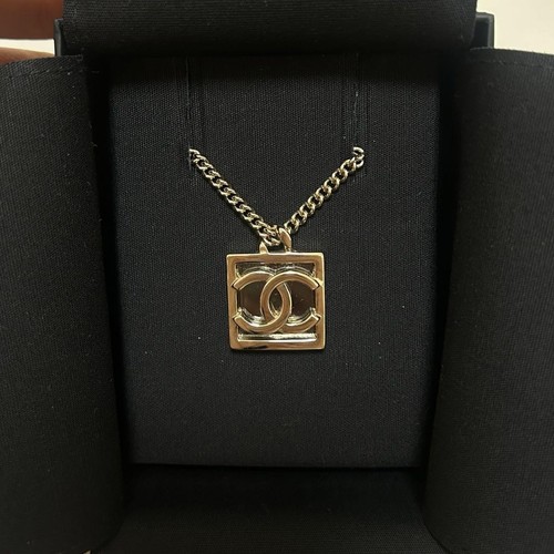Collana CHANEL con logo placca