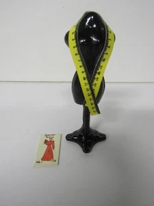 Maniquí de metal miniatura para casa de muñecas forma de vestido de costura con cinta métrica/patrón - Imagen 1 de 4