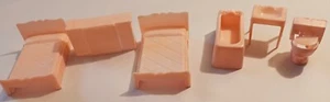 6 Pezzi Mobili Casa delle Bambole Rosa 2 Letti 1 Comò 3 Pezzi Bagno - Foto 1 di 4
