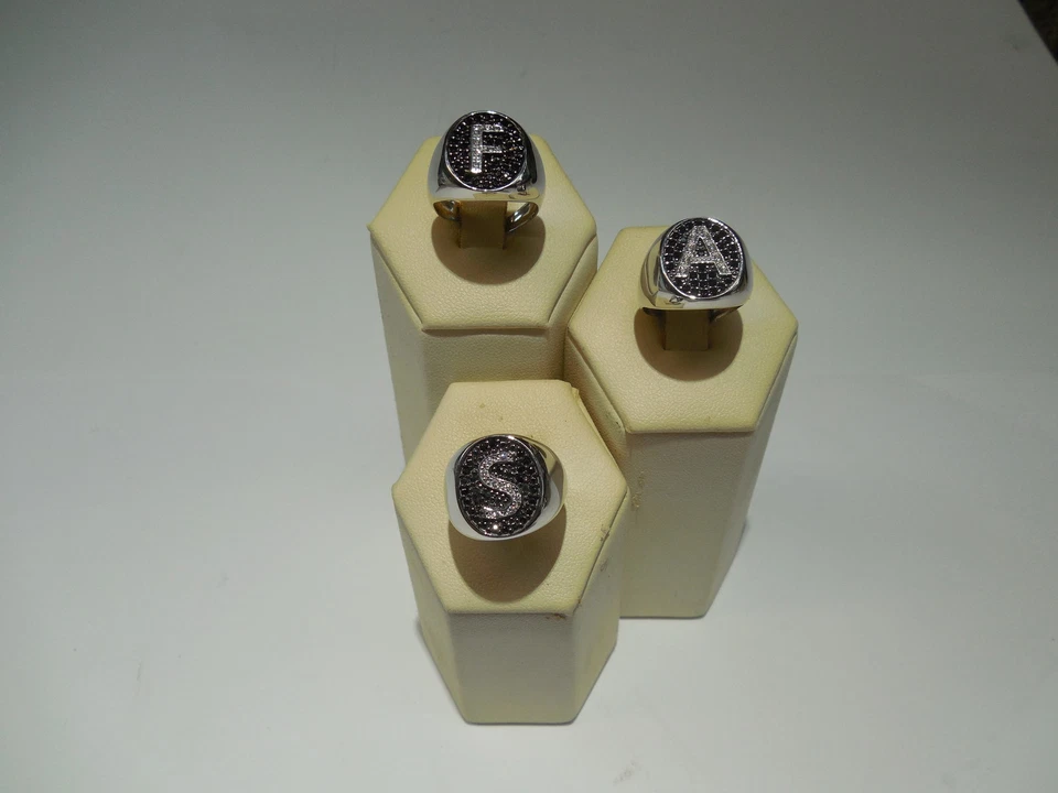 *** ANELLO CHEVALIER DA MIGNOLO ARGENTO 925 RODIATO E ZIRCONI CON INIZIALE *** - Immagine 1 di 4