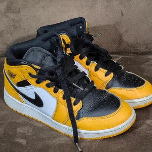 Nike Air Jordan 1 Mid Yellow Toe Black White (554725-701) Size 5.5Y - Picture 1 of 17