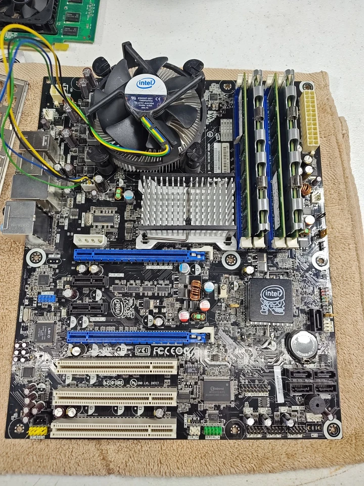 25117 PCB INTEL, DESKTOP BOARD INTEL E27733-402 Foto 1 de 4