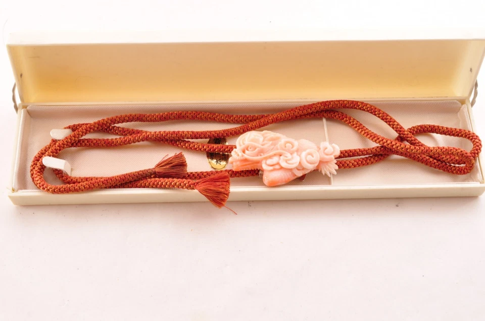 Certificación, Corbata Bolo Coral Piel Ángel Antigua, Estuche Tallado "Dragón" (89.5ct). Foto 1 de 4