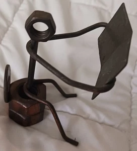 Recycelte Metallkunst Skulptur Mann auf Toilette aus Altmetall Muttern Unterlegscheiben Kupfer - Bild 1 von 7