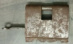PLANCHA INDIA VINTAGE CON CERRADURA DE ALMOHADILLA DE PÁTINA CON LLAVE, FUNCIONAL - Imagen 1 de 5