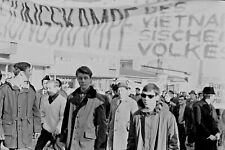 Altes Foto-Negativ, Schnappschuß Demonstration gegen Vietnam-Krieg 1968