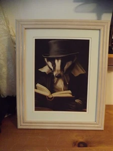 IMPRESIÓN ENMARCADA libro de lectura antropomórfico BADGER IN TOP HAT AND TRAIT - Imagen 1 de 15