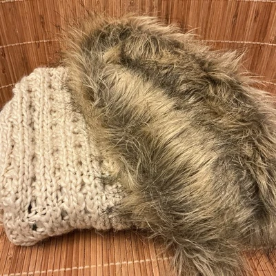 Bufanda Infinity con capucha de piel sintética beige  Foto 1 de 4