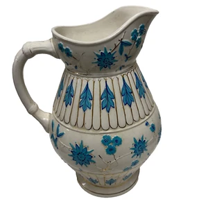 CERAMIC WATER PITCHER FEATURING BLUE FLORAL PATTERNS, LEAVES, AND GOLD ACCENTS - Bild 1 von 6