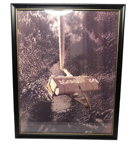 STS-66 NASA Shuttle Palette Satellit Special Interest In Space Farbfoto - Bild 1 von 3