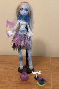 Monster High Abbey Bominable Ghouls Rule Puppe mit Zubehör ohne Tagebuch oder Ständer - Bild 1 von 16