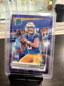 2020 Panini Optic Football Justin Herbert Rated Rookie Viola Shock #153 AT - Foto 1 di 2
