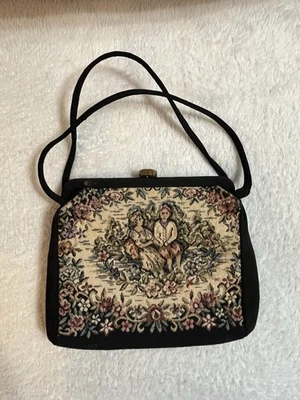 Cartera tapiz vintage de los años 50 - escena de jardín de pareja victoriana, forro satinado rojo Foto 1 de 2