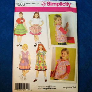 Simplicity 4286 Child Girl Cute Apron Sewing Pattern 5 Designs size 3-8 Uncut - Foto 1 di 2