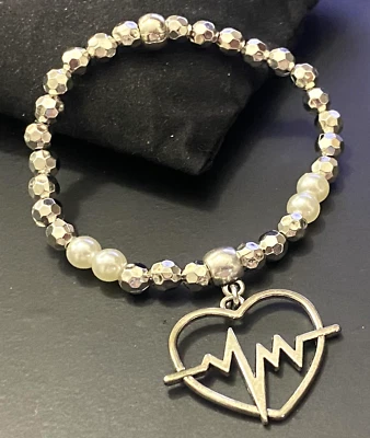 Bracciale da donna di perle con ciondolo cuore braccialetto elastico perline  - Immagine 1 di 4