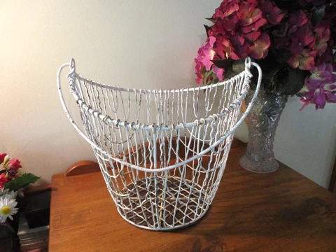 VINTAGE WHITE WIRE TWISTED FARMHOUSE METAL GATHERING EGG BASKET W/BAIL HANDLE Cover