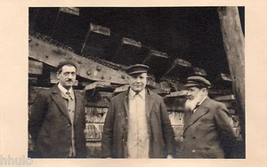 BK095 Fotokarte Vintage Card RPPC Mann Arbeiter Kontrolleur Mütze Fabrik - Bild 1 von 1