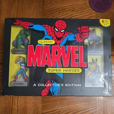 4 figuras de acción y libro de superhéroes clásicos de Marvel edición coleccionista 2005 Foto 1 de 4