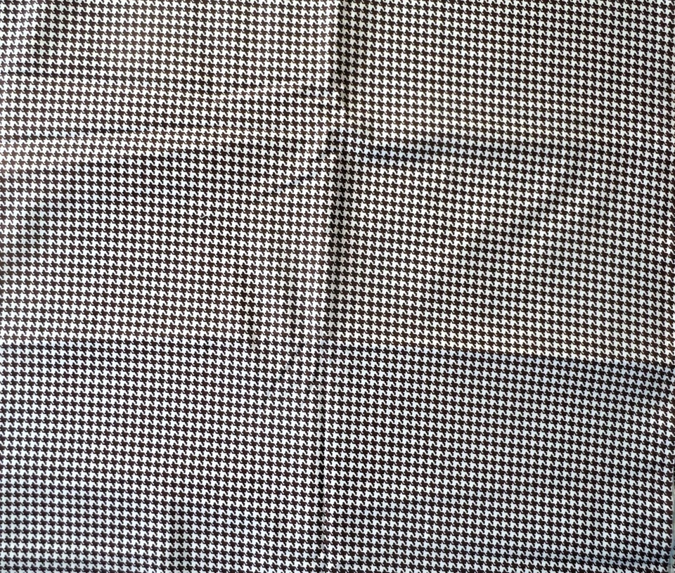 Tela de algodón pata de gallo marrón sobre fondo blanco pieza de 5 yardas X WOF Foto 1 de 3