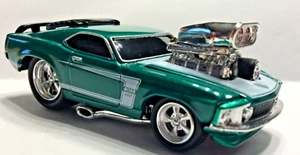 MUSCLE MACHINES 1969 FORD MUSTANG BOSS 302 - 1/64 DIECAST - GREEN & WHITE - Picture 1 of 4