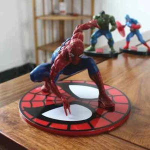 Statua Action Figure Spider-Man in Posa Dinamica su Base Decorata - Imagen 1 de 7