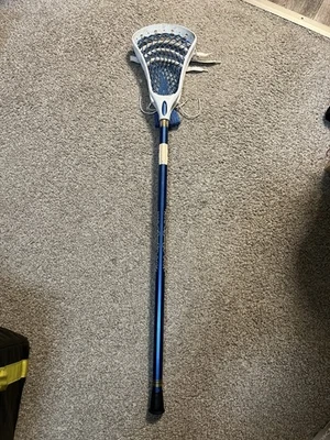 "Palo de lacrosse Warrior Outlaw 40"" aleación 6000 con cabeza encordada - palo completo" Foto 1 de 4