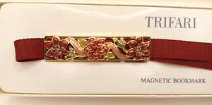 PRETTY FLORAL TRIFARI FLOWERS w/FAUX GEMS-SATIN RIBBON MAGNETIC BOOKMARKER-6 3/4 - Imagen 1 de 6