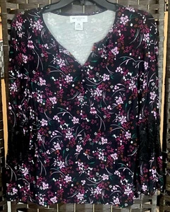 Muñeca elástica Liz Claiborne Petites mediana superior negra floral con detalles de encaje - Imagen 1 de 7
