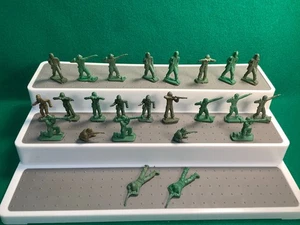 VINTAGE PAYTON 45MM PLASTIC ARMY SOLDIERS - Picture 1 of 7
