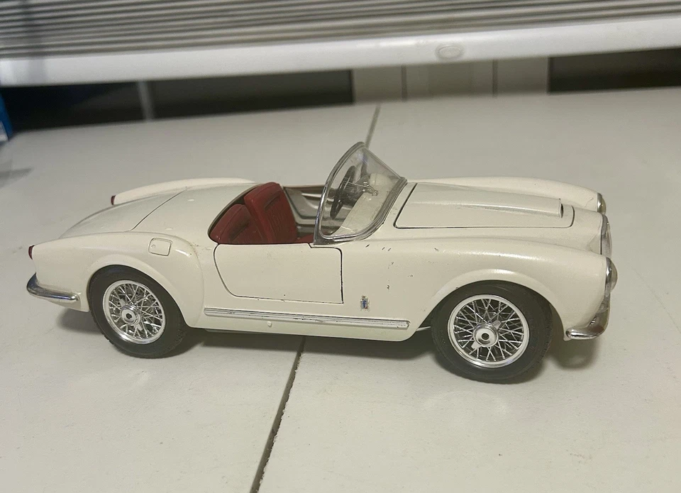 Coche fundido a presión Burago 1955 Lancia Aurelia B24 Spider Roadster escala 1/18 Italia  Foto 1 de 4