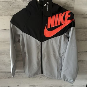 Nike Packable Hooded Wind Runner Rain Loose Fit Boys Jacket Size M NEW - Picture 1 of 5