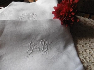12 ANCIENNES SERVIETTES DE TABLE DAMASSE LIN BLANC"GB"MAIN 68X82 CM - Foto 1 di 7