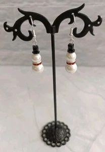 Weihnachten Schneemann Kunstperlen Ohrringe baumelnd/Tropfen 3 cm silberfarbene Drähte - Bild 1 von 2