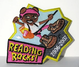READING ROCKS 2006-2007 Girl Scouts Exploración Bordado Hierro En Parche - NUEVO - Imagen 1 de 1