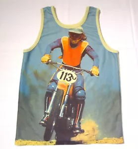 CAMISA SIN MANGAS VINTAGE DE POLIÉSTER PARA HOMBRE DE LA DÉCADA DE 1970 IMPRESIÓN DE FOTO MOTOCROSS DIRTBIKE M 45 - Imagen 1 de 9