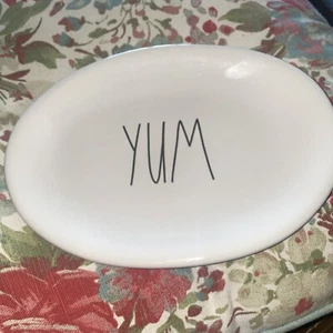NWT Gorgeous RARE Rae Dunn Ceramic White with black letters YUM” 8” Oval Plate - Picture 1 of 5