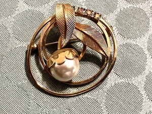 Vintage Unmarked Gold-tone Pin Brooch Floral Pearl + Aurora Borealis Rhinestones - Picture 1 of 4