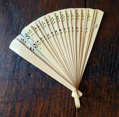 Antiguo ventilador de mano plegable de cinta perforada de celuloide 6,25" delicado Foto 1 de 4