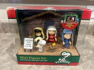 Peanuts Christmas Poseable Mini Figure Set of 5 Damaged box  - Picture 1 of 7