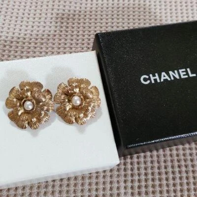 Auth Vintage CHANEL Pearl Camellia Clip-On Earrings White/Gold Used from Japan - Image 1 of 4